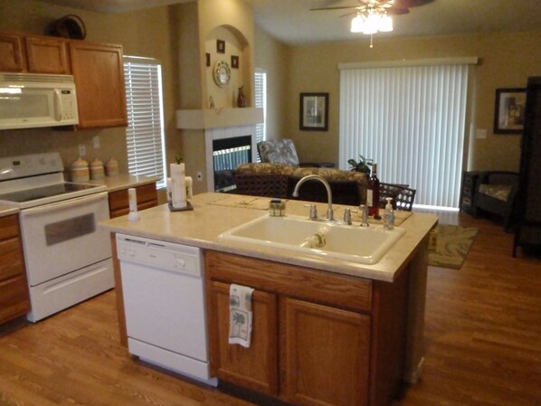 ثلاجة، ميكروويف، فرن، موقد طهي مسطح