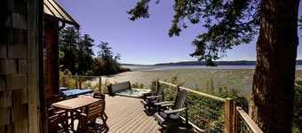 Hot tub, waterfront, wildlife, quiet, sunsets.