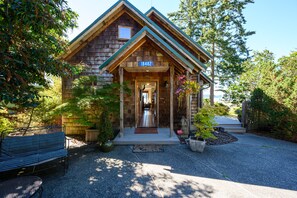Exterior - Waterfront, hot tub, wildlife, quiet, sunsets. (La Conner)