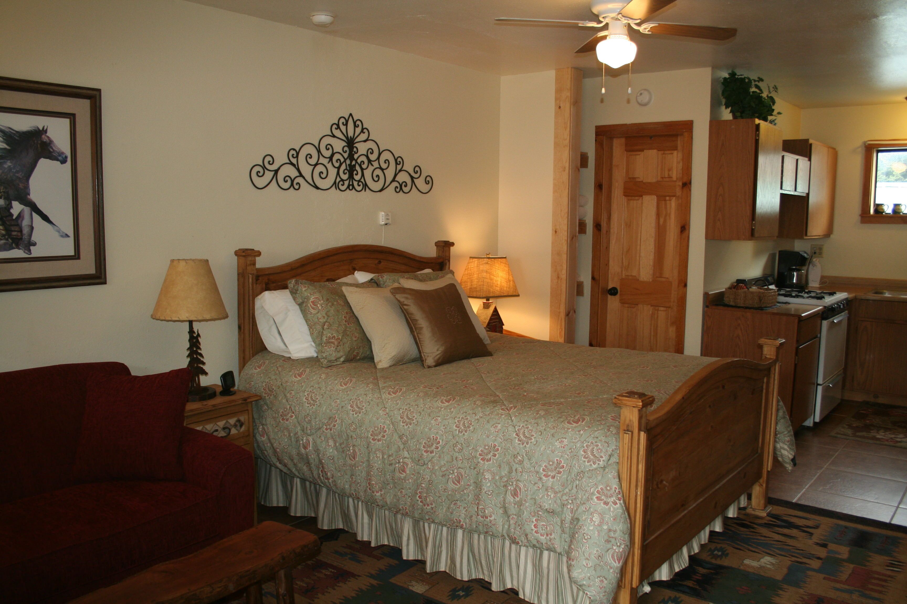 Gorgeous Mountain Views in Downtown Red River