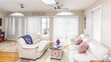 TV connectée, lecteur de DVD, livres, chaßne hi-fi