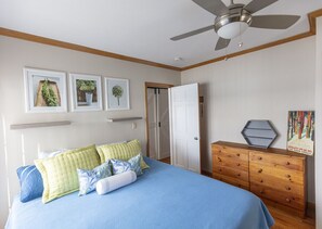 2 bedrooms, iron/ironing board, travel cot, free WiFi