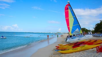 Sulla spiaggia, lettini da mare, teli da spiaggia