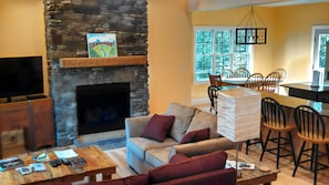 TV, fireplace, DVD player - Relax & Explore from Kaymoor House (Fayetteville)