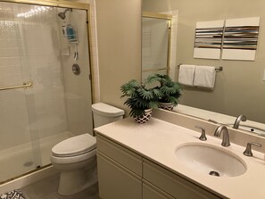 Ein Badezimmer mit Toilette, Waschbecken und Dusche.