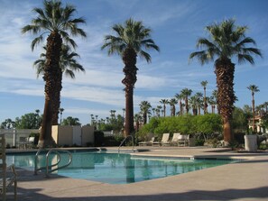 Lämmitetty uima-allas