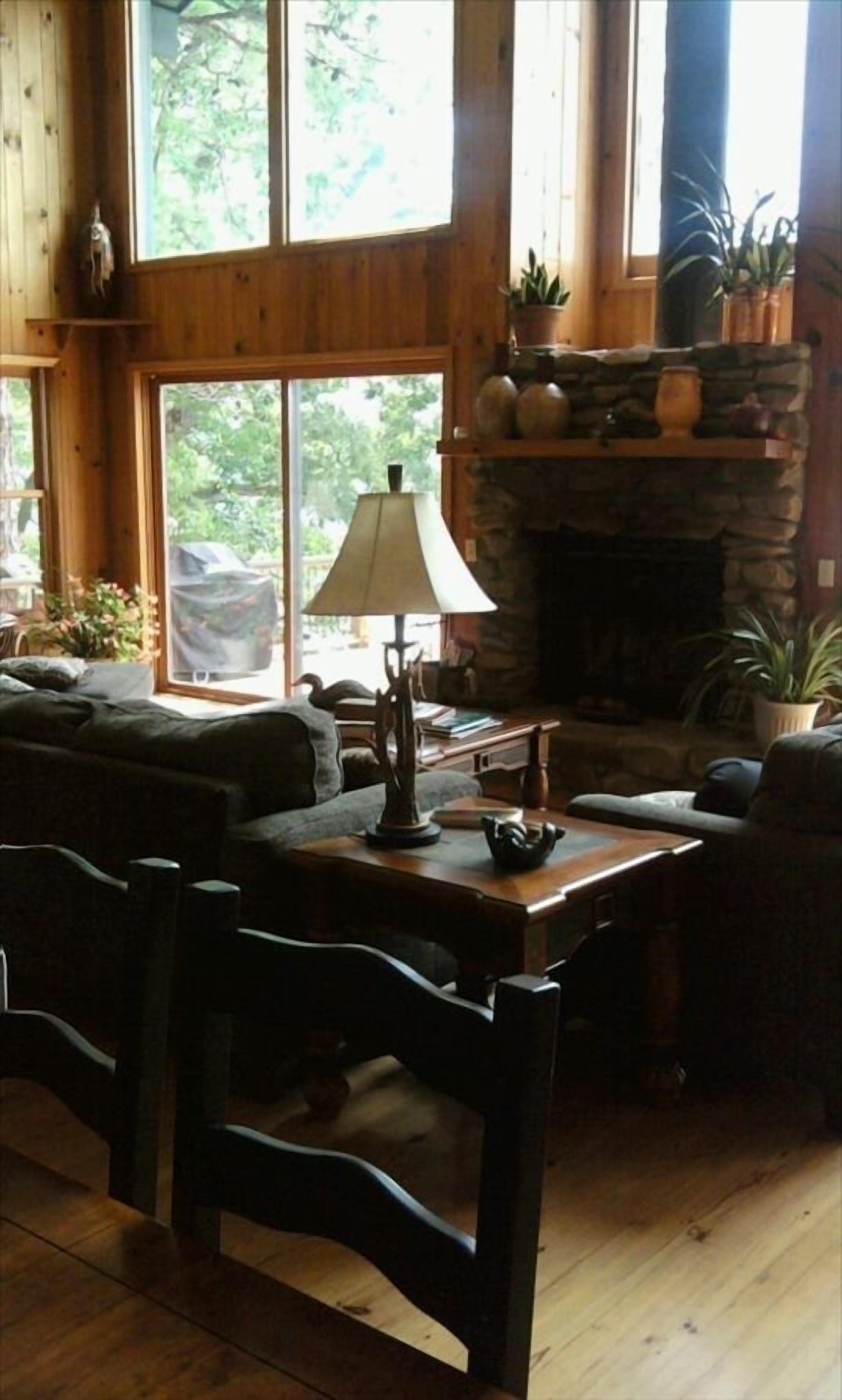 Gorgeous Mountain Home - Lakefront Property