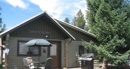 Cozy cabin just a minute away from Yellowstone! Book now for Summer!!