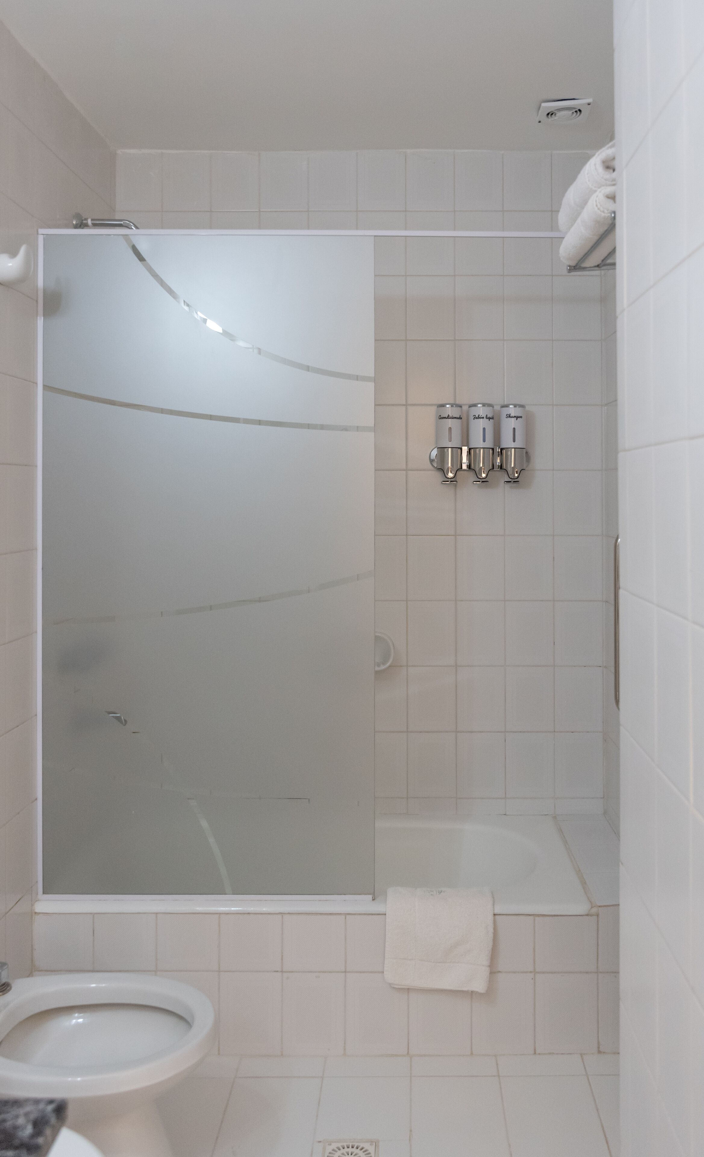 Ein modernes Badezimmer mit Duschkabine, Badewanne und Toilette.
