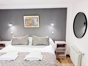 Habitación superior con 1 cama matrimonial o 2 individuales, vista al patio | Ropa de cama de alta calidad, camas con pillow-top y minibar 