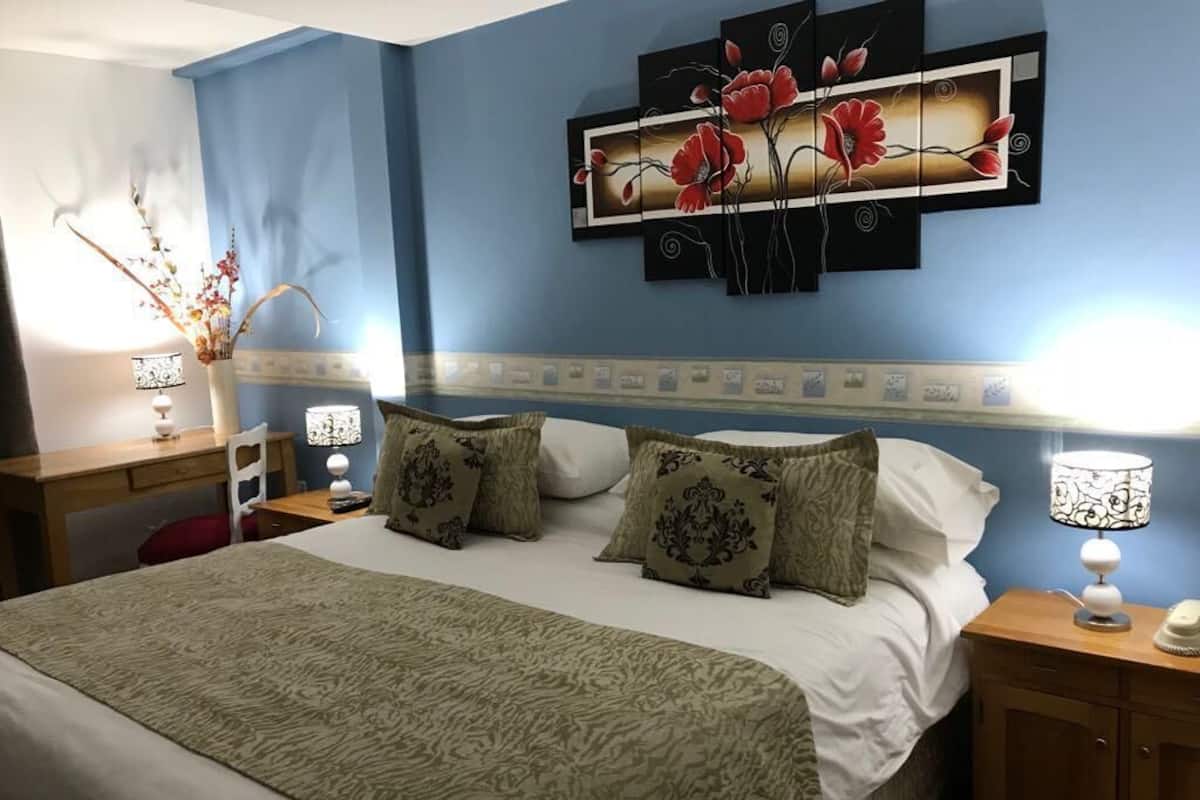 Luxe beddengoed, pillowtop-bedden, een minibar, een kluis op de kamer