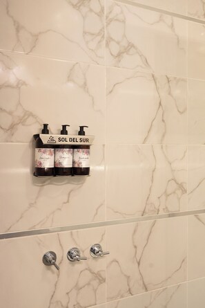 Quarto casal ou duplo standard, vista para a cidade | Banheiro | Chuveiro/banheira combinados, banheira de imersão