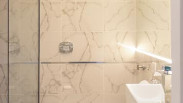 Chambre Standard Double ou avec lits jumeaux, vue ville | Salle de bain