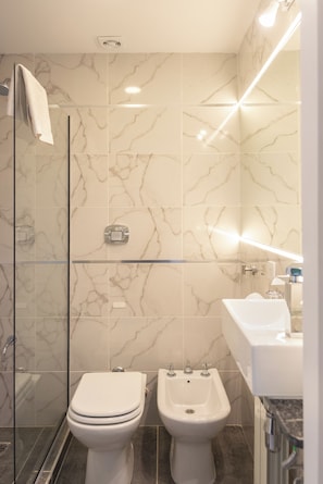 Standard Double or Twin Room, City View | Bathroom | Combined shower/tub, deep soaking tub, rainfall showerhead - Sol Del Sur Hotel (Esquel)