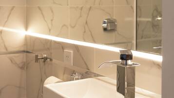 Standard Double or Twin Room, City View | Bilik Mandi | Gabungan pancuran/tab mandi, tab mandi rendaman dalam