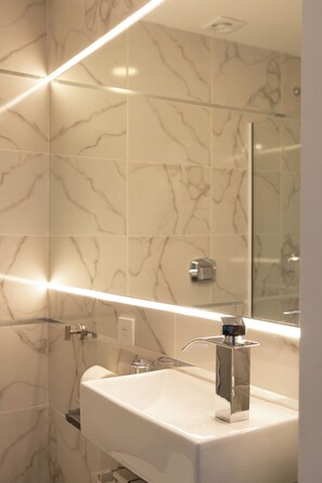 Habitación estándar con 1 cama matrimonial o 2 individuales, vista a la ciudad | Baño | Tina con regadera, tina profunda, regadera tipo lluvia 