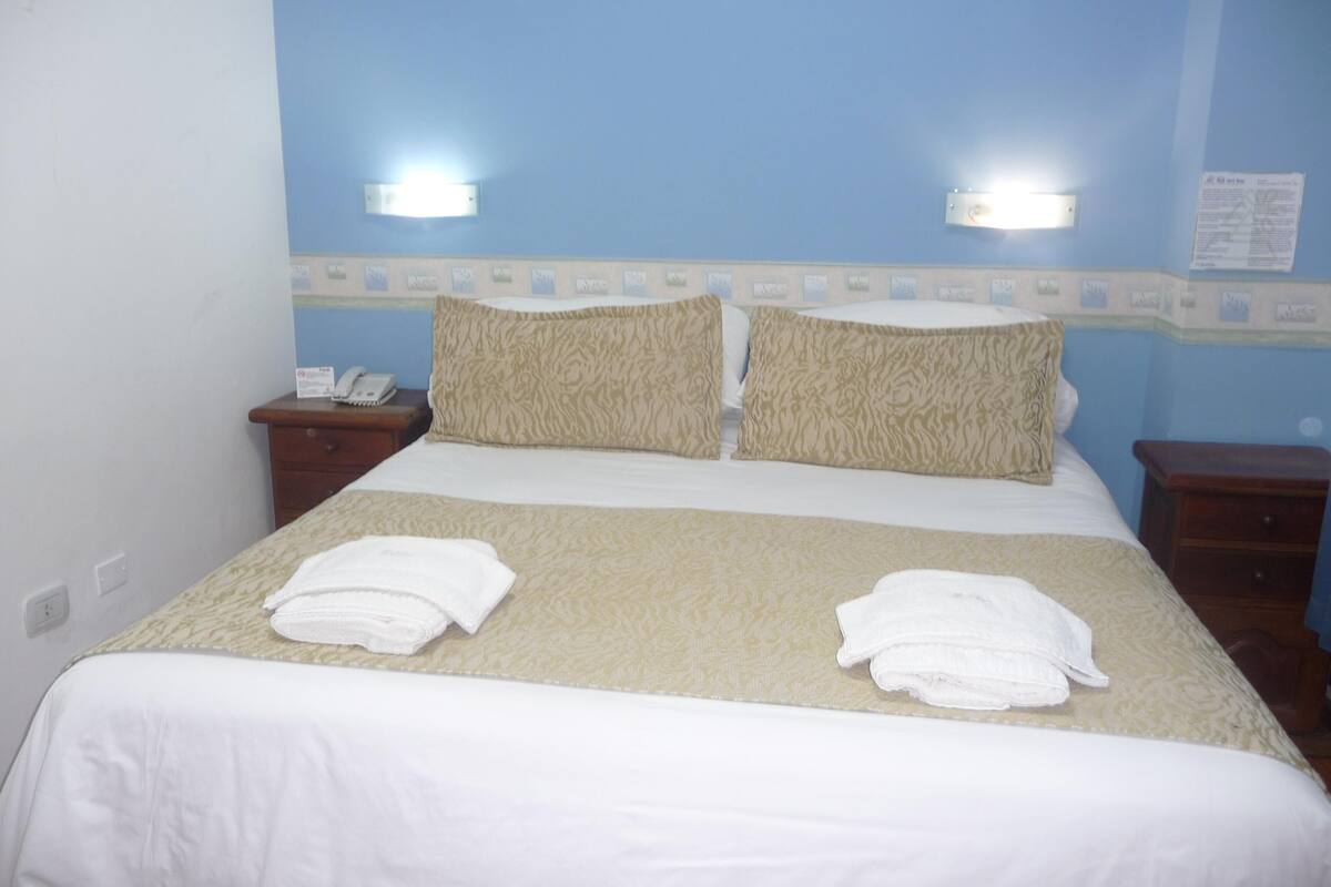 Luxe beddengoed, pillowtop-bedden, een minibar, een kluis op de kamer