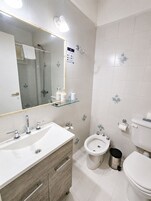 Bañera con ducha, bañera profunda, cabezal de ducha tipo lluvia