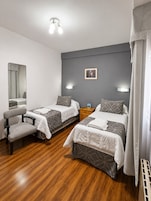 Ropa de cama de alta calidad, colchones con pillow-top y minibar 
