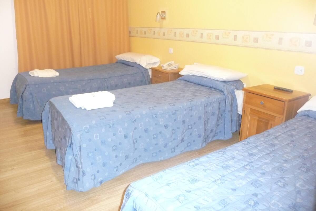 Luxe beddengoed, pillowtop-bedden, een minibar, een kluis op de kamer