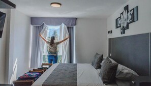 Ropa de cama de alta calidad, colchones con pillow-top y minibar 