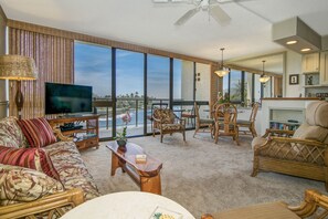 Smart TV, libri, impianto stereo