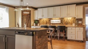 Fridge, microwave, oven, stovetop - Classy Country Home but convenient  - Minutes to Downtown Franklin/Liepers Fork! (Franklin)