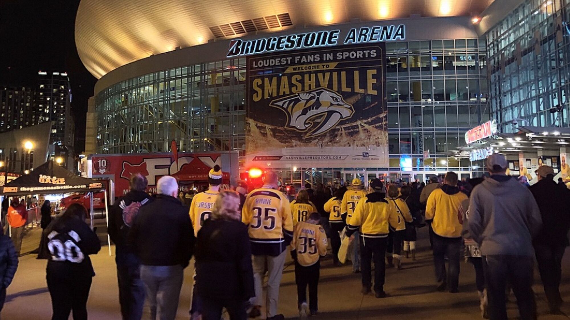 El Bridgestone Arena con un gran letrero que da la bienvenida a los aficionados a Nashville.