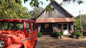 Exterior - Classy Country Home but convenient  - Minutes to Downtown Franklin/Liepers Fork! (Franklin)