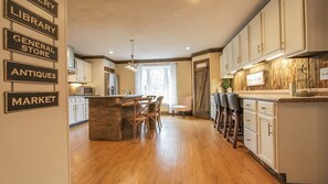 Fridge, microwave, oven, stovetop - Classy Country Home but convenient  - Minutes to Downtown Franklin/Liepers Fork! (Franklin)