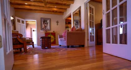 Luxurios Adobe Home, aivan Plazan vieressä.