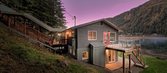 Secluded Beach Condo - Upper Level - Modern Design w/180° View of Mountain & Sea