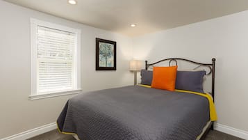 2 makuuhuonetta, työpöytä, silitysrauta/-lauta, ilmainen Wi-Fi