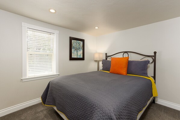 2 bedrooms, desk, iron/ironing board, free WiFi