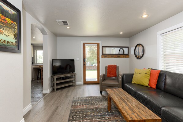 Smart TV - Westside Cottage │Fenced Yards │Hot Tub │One Block to Galveston │Guest Favorite (Bend)