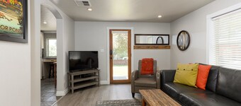 Westside Cottage │Fenced Yards │Hot Tub │One Block to Galveston │Guest Favorite