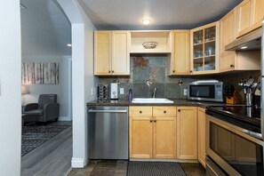 Fridge, microwave, oven, stovetop - Westside Cottage │Fenced Yards │Hot Tub │One Block to Galveston │Guest Favorite (Bend)