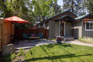 Terrace/patio - Westside Cottage │Fenced Yards │Hot Tub │One Block to Galveston │Guest Favorite (Bend)