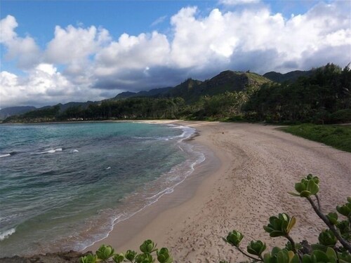 Cottage-Very Close to Beach-Quiet A/C-Full Kitchen with Range/Oven-Deck-Laundry