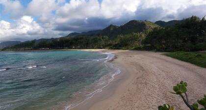 Cottage-Very Close to Beach-Quiet A/C-Full Kitchen with Range/Oven-Deck-Laundry