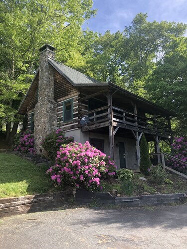 Mountain Cabin/Duplex in Downtown Banner Elk ***REMODELED BATH***2BD 2BA + loft