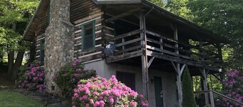 Mountain Cabin/Duplex in Downtown Banner Elk ***REMODELED BATH***2BD 2BA + loft