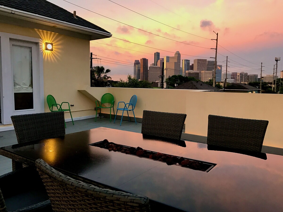 Photo of Stunning Skyline View, 2 Story Spacious well equipped mecca in Montrose heart