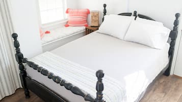 2 bedrooms, iron/ironing board, travel cot, free WiFi