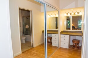 Combined shower/bathtub, hair dryer, towels, soap