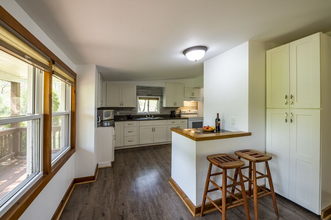 Very Private Blue Mountain Holiday Cottage, Outdoor Hot Tub/4 min to Ski Hills