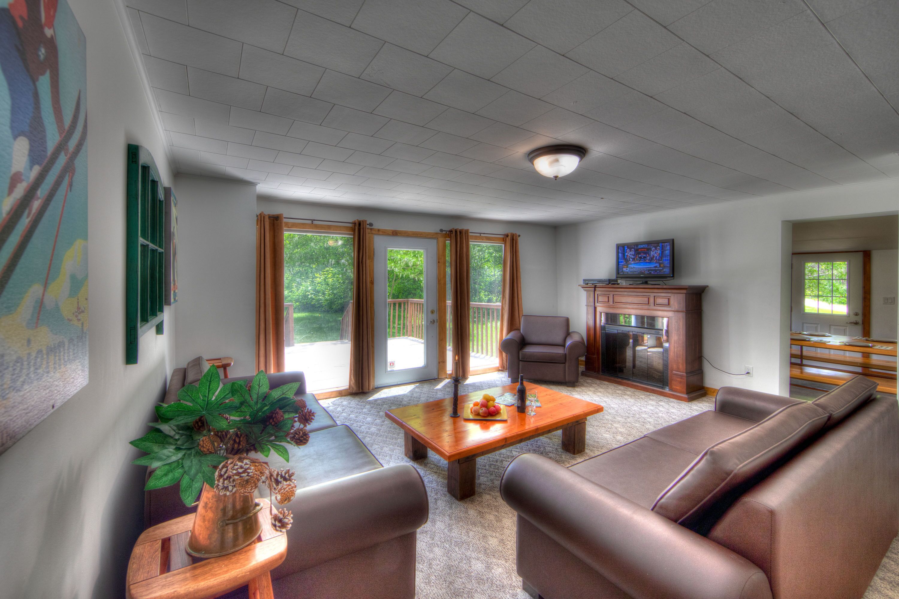 Very Private Blue Mountain Holiday Cottage, Outdoor Hot Tub/4 min to Ski Hills