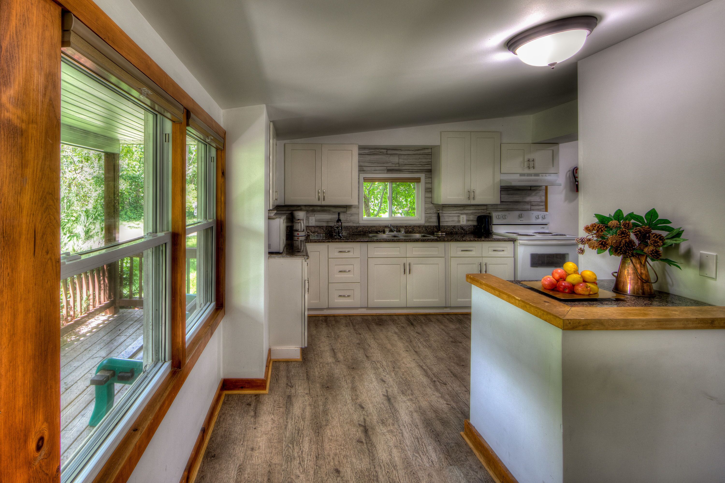 Very Private Blue Mountain Holiday Cottage, Outdoor Hot Tub/4 min to Ski Hills