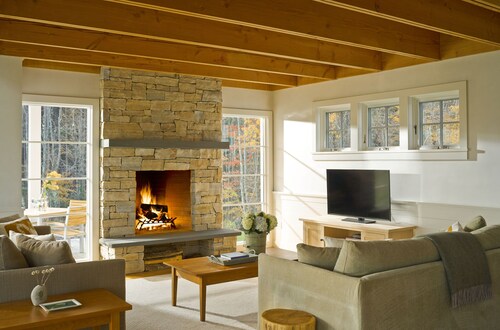 Modern Farmhouse on 25 Acres / Superb Views.