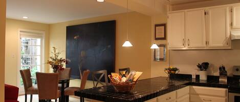 Refrigerador, microondas, lavavajillas, cafetera/tetera